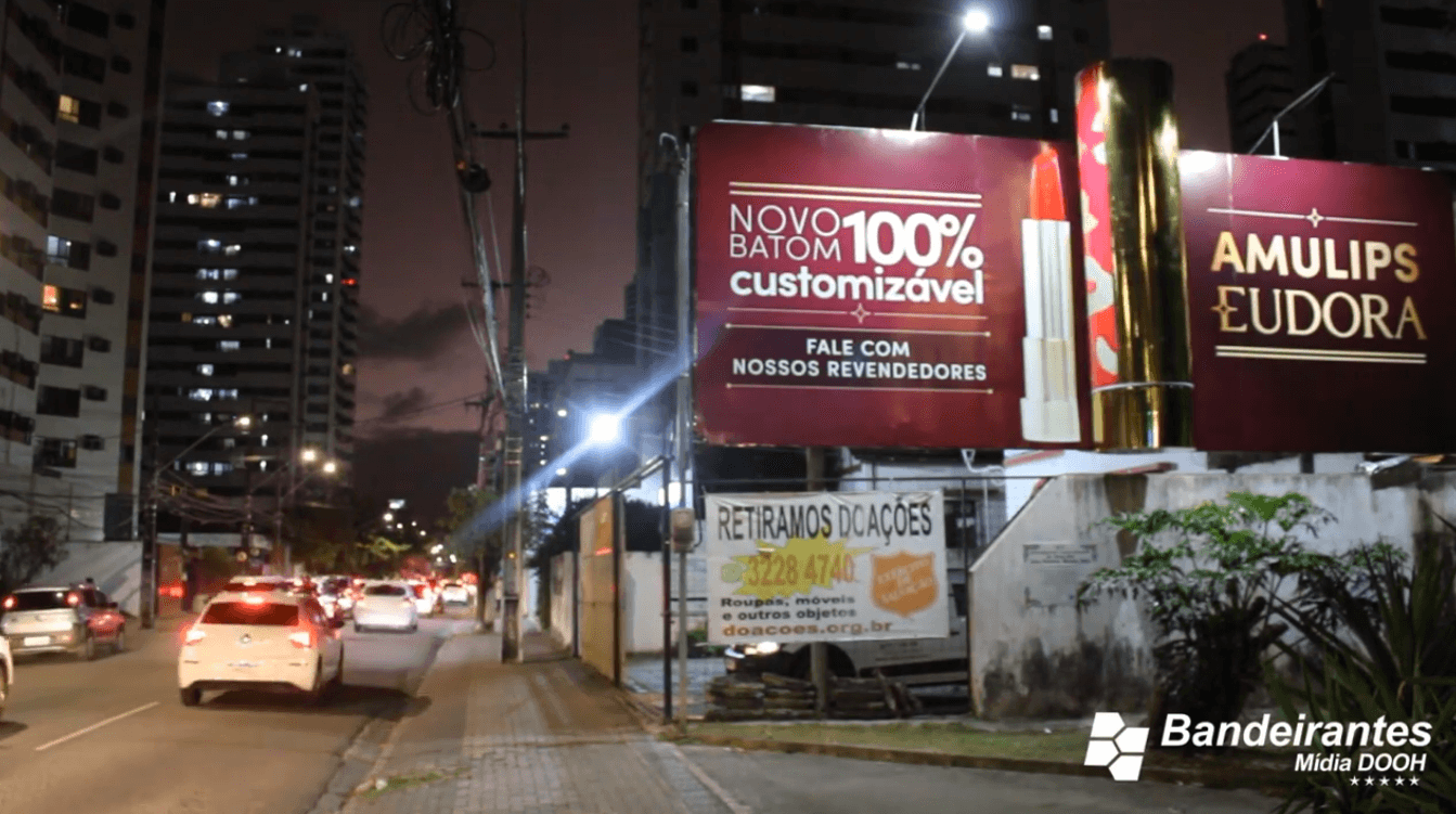 Projeto Especial Bandeirantes Mídia Exterior, um batom que gira no outdoor!